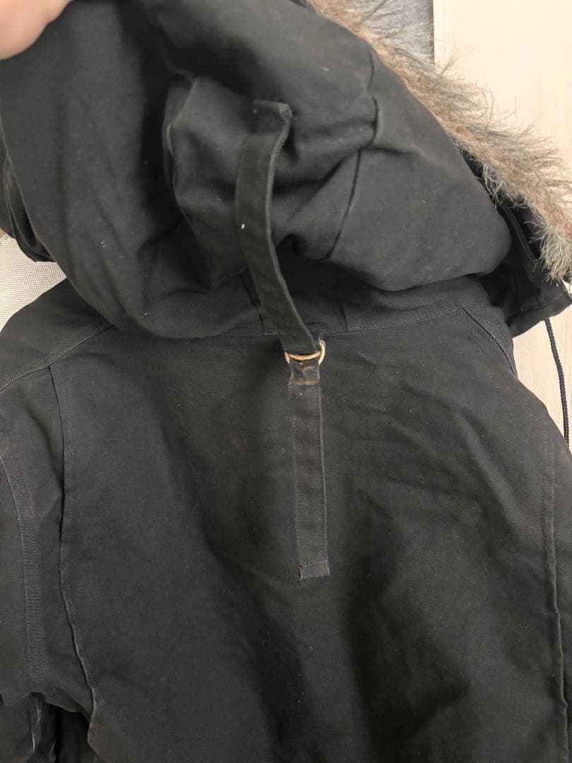 黒のフード付きジャケット Carhartt