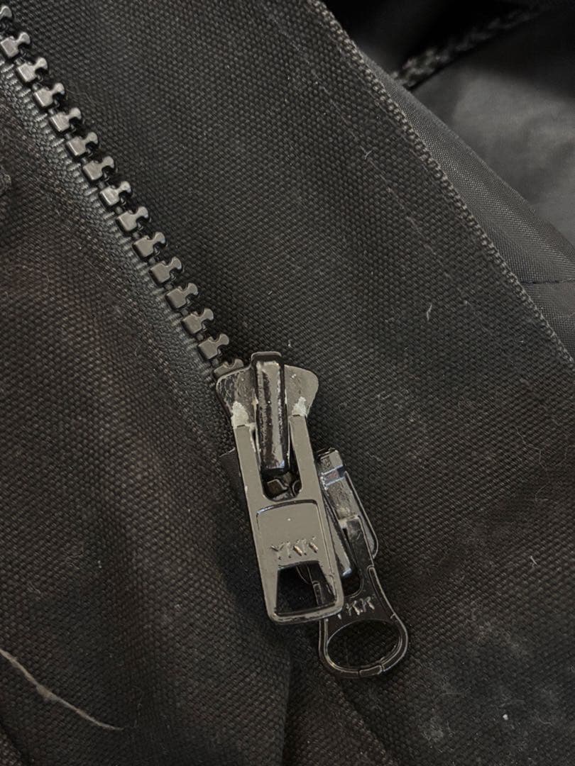 黒のフード付きジャケット Carhartt