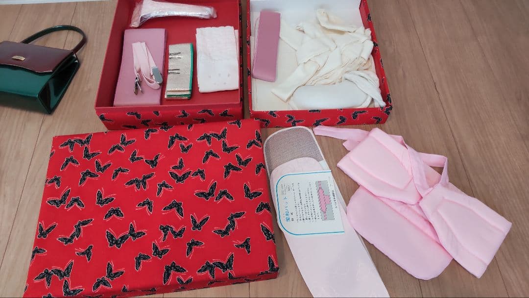 期間限定お値下げ中　振袖 赤・緑・金の花柄　小物一式セット