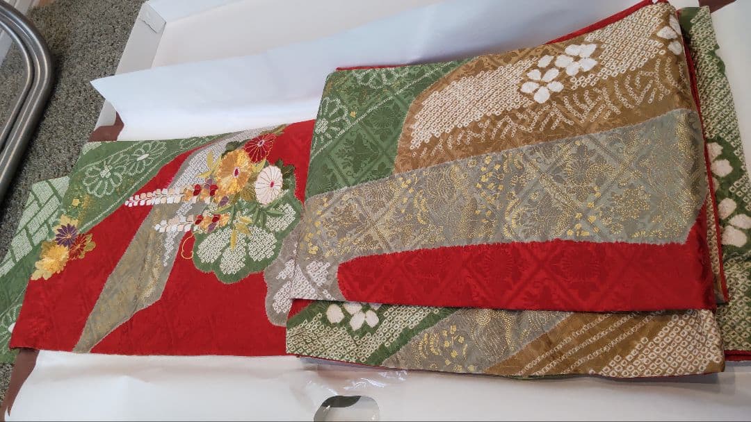 期間限定お値下げ中　振袖 赤・緑・金の花柄　小物一式セット