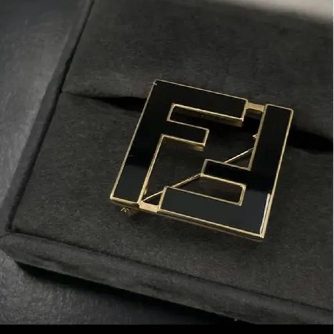 フェンディ　ブローチ　フォーエバー　FFロゴ　ブラックメタル　ゴールド　刻印入り
