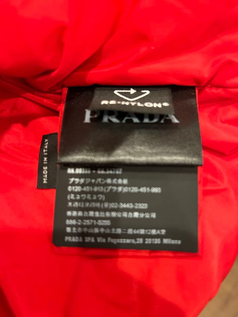 PRADA 赤 フード付きダウンジャケット