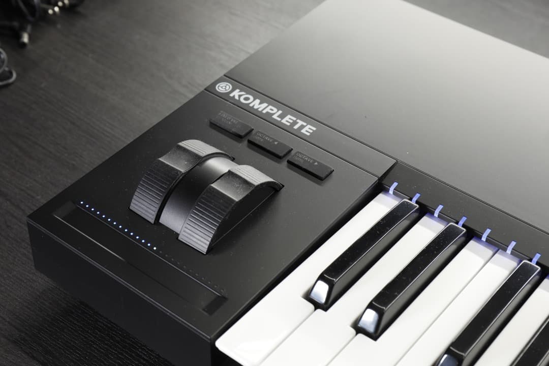 KOMPLETE KONTROL S61 MK2 キーボード