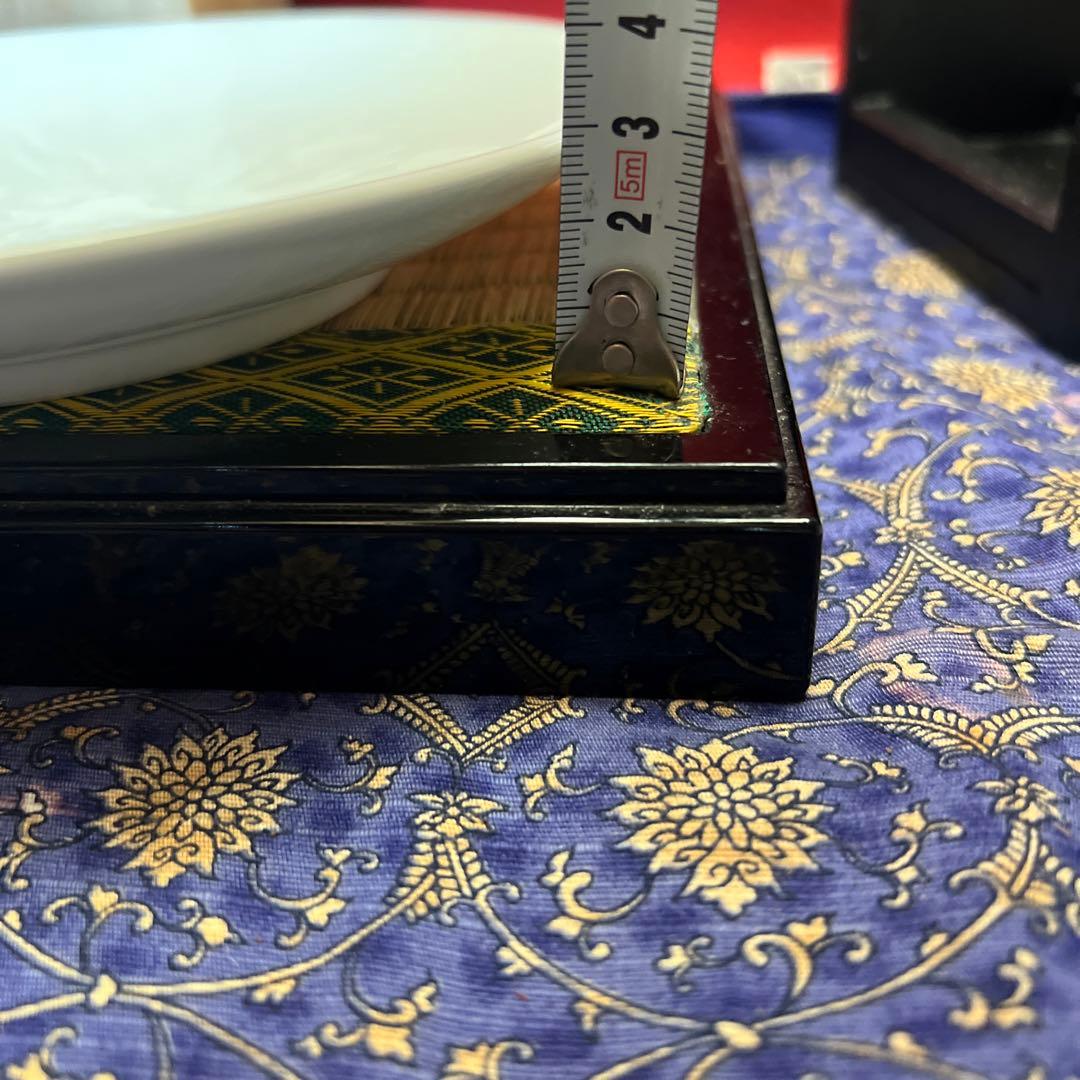 名工　中尾恭純作　白磁牡丹文皿立付き