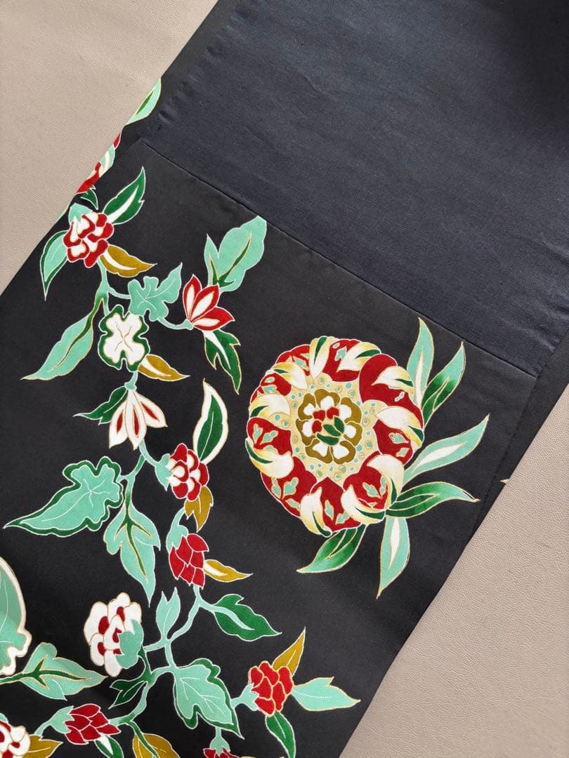 正絹 塩瀬 九寸名古屋帯 黒地 花唐草 友禅染め 赤×グリーン×白×ベージュ