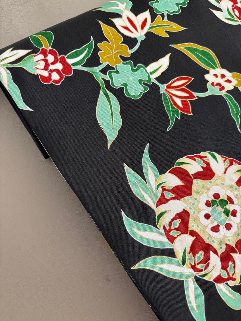 正絹 塩瀬 九寸名古屋帯 黒地 花唐草 友禅染め 赤×グリーン×白×ベージュ