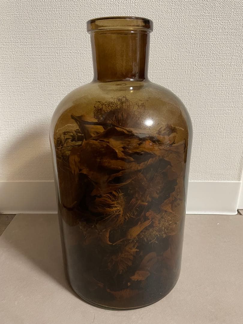 ドライフラワー入りブラウンガラスビン