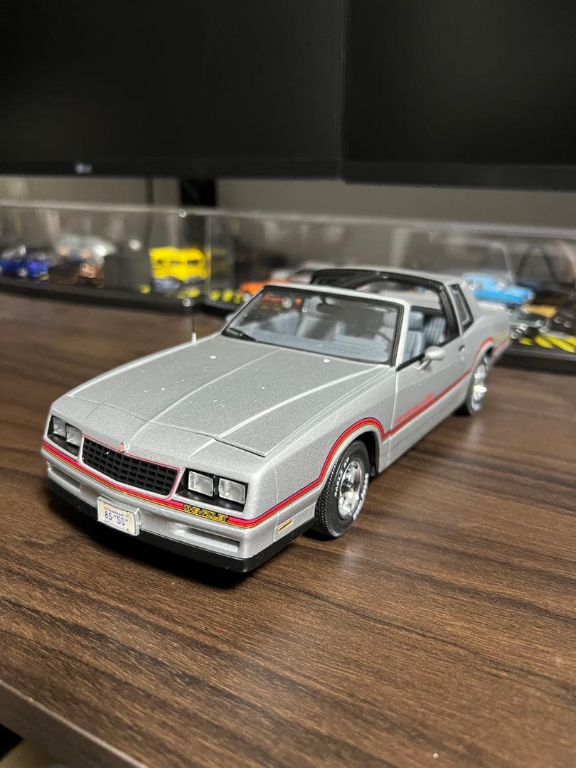 シボレー　モンテカルロ　1/18 ミニカー