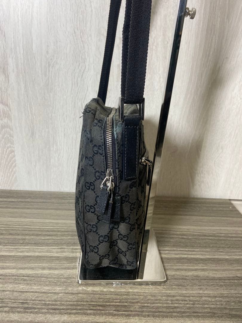 GUCCI ショルダーバッグ　GG柄　キャンバス　黒　斜め掛け　ロゴプレート