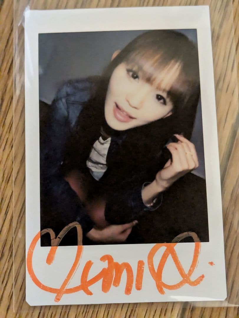 丘咲エミリ　サイン　チェキ　セクシー　女優　可愛い　ギャル