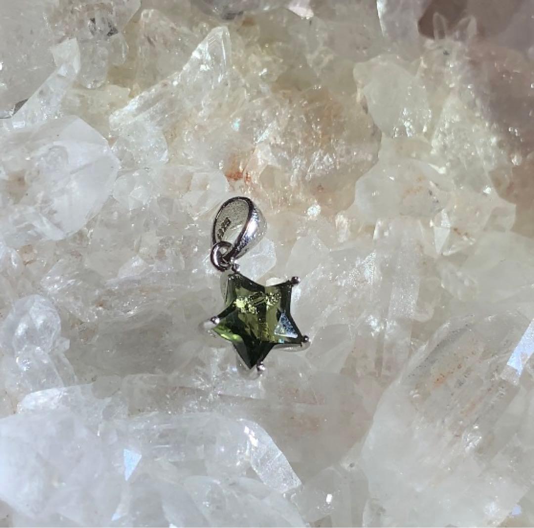 7日まで特価にて❣️★高品質★ モルダバイト　星型　ペンダントトップ