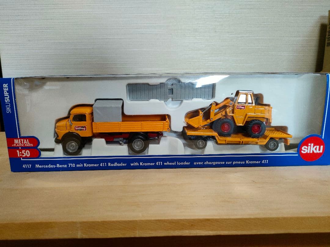 ミニカー 4117 Siku Mercedes-Benz 710 & Kramer 411