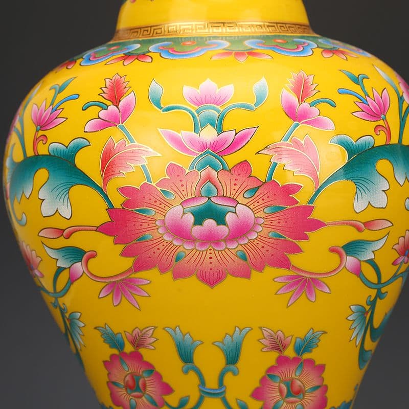黄地琺瑯彩纏枝紋花瓶 景徳鎮 陶磁器 装飾品 現代工芸品 美術品 置物