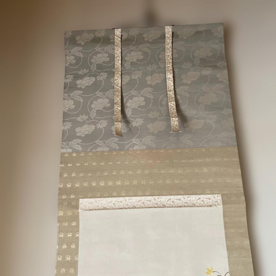 2軸セット　「しだれ桜」　「花と鳥」の掛軸 木製収納箱付き