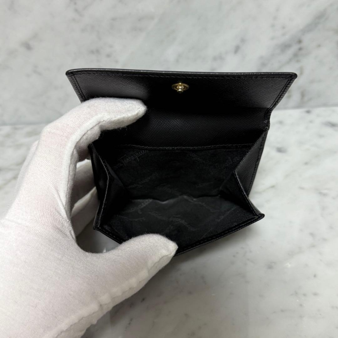 サルヴァトーレフェラガモ 二つ折り財布 ブラック ゴールド ガンチーニ ロック