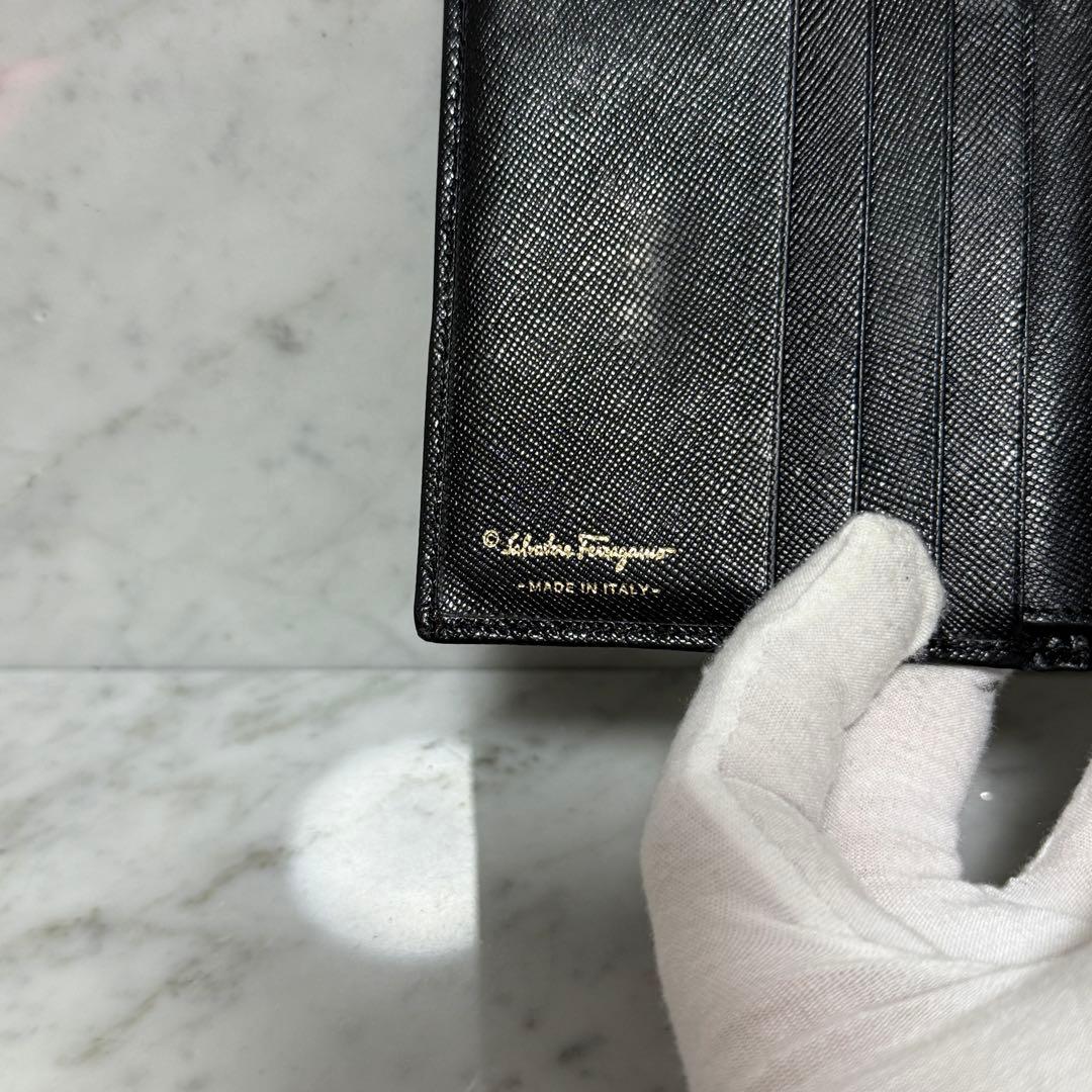 サルヴァトーレフェラガモ 二つ折り財布 ブラック ゴールド ガンチーニ ロック