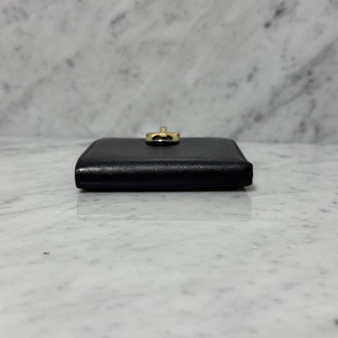 サルヴァトーレフェラガモ 二つ折り財布 ブラック ゴールド ガンチーニ ロック