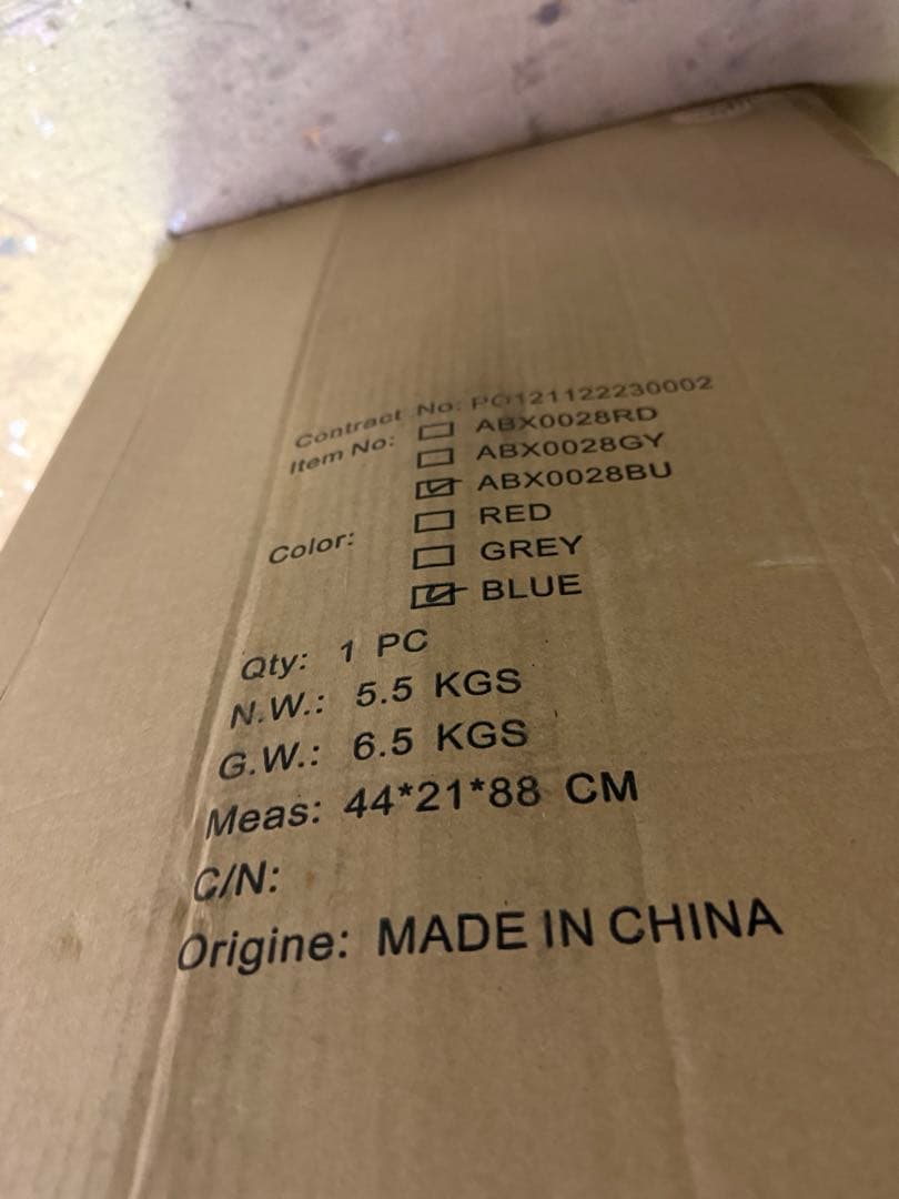 ブルーのメッシュカバー付きペットカート