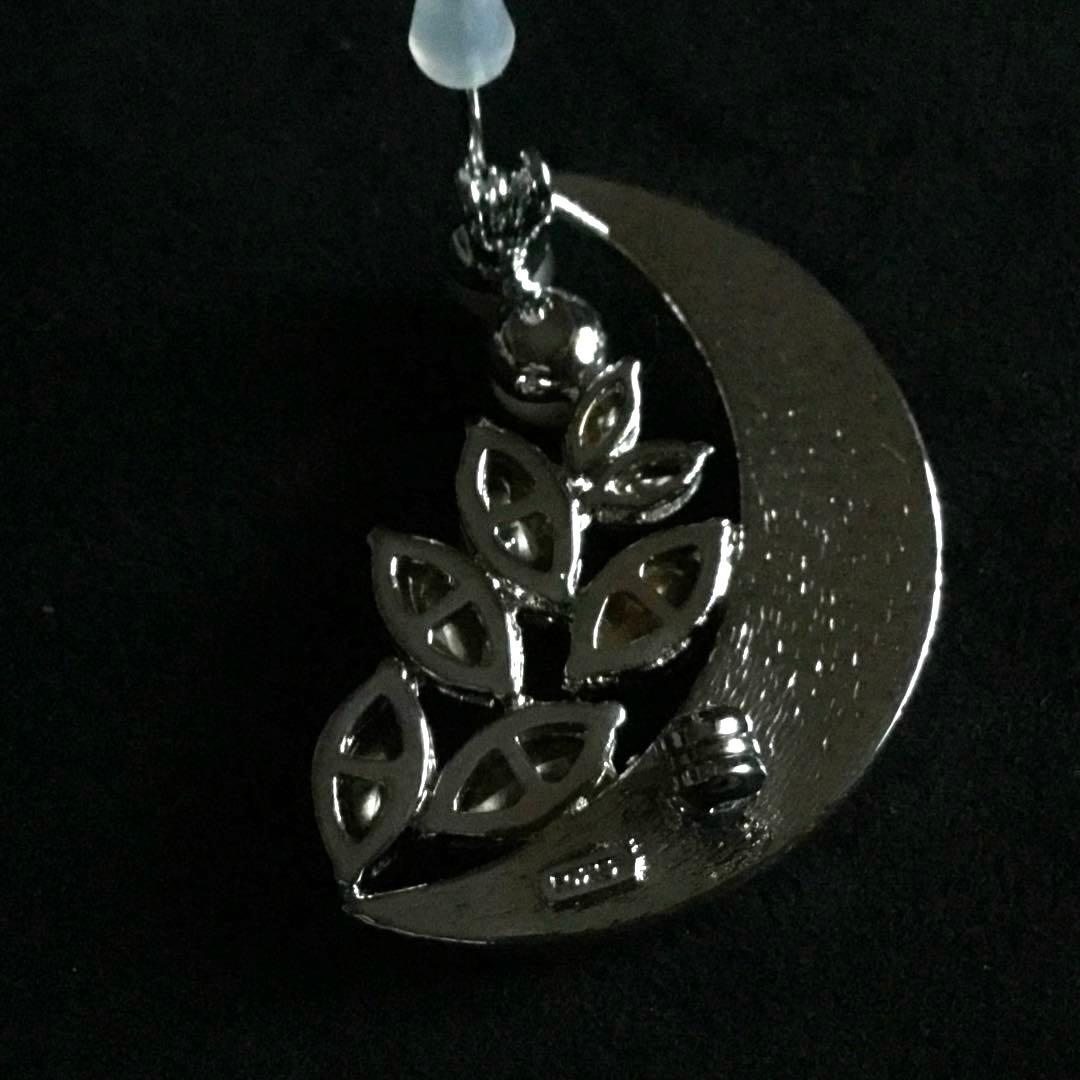 在庫一掃セール中！ 三日月型のロマンティックなブローチ