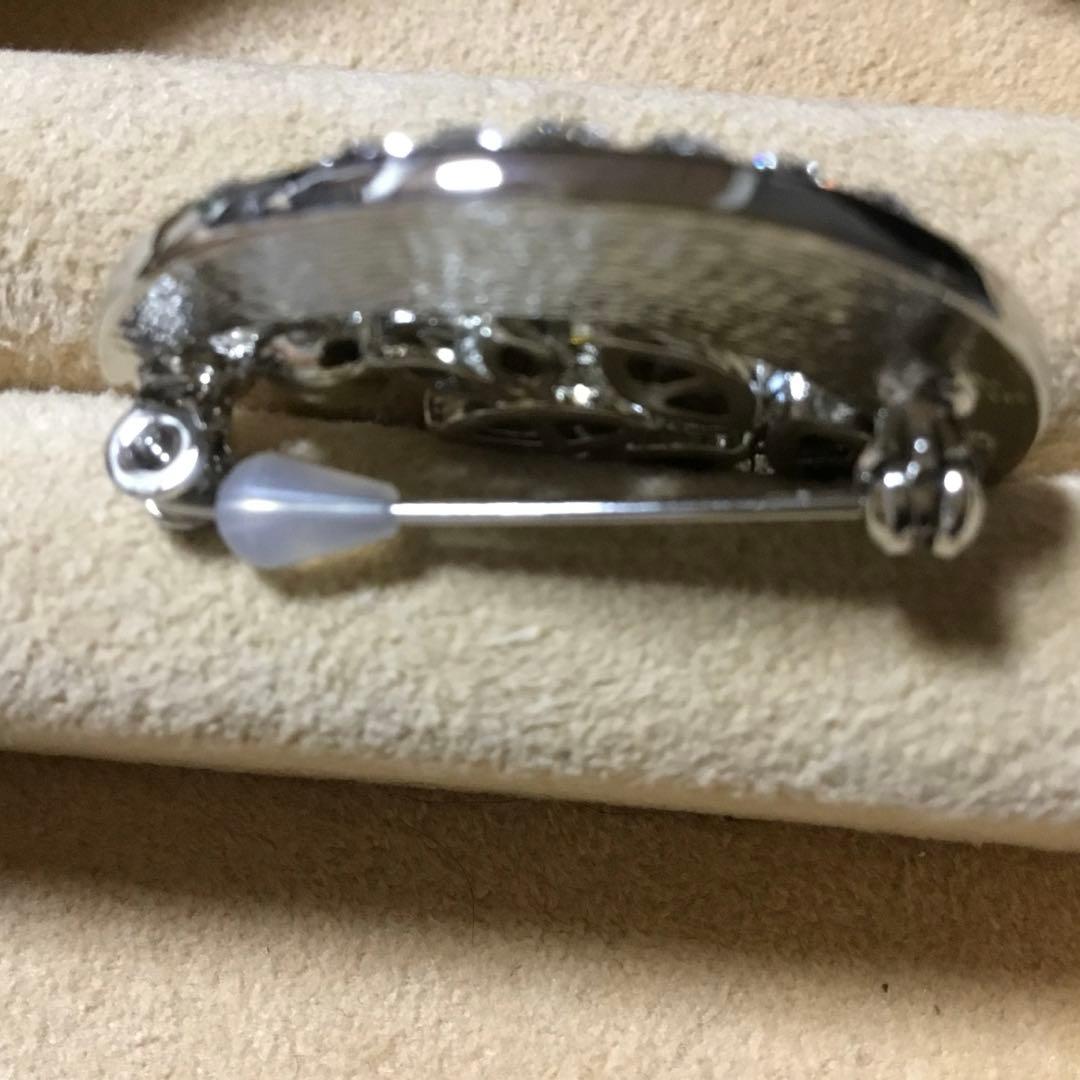 在庫一掃セール中！ 三日月型のロマンティックなブローチ