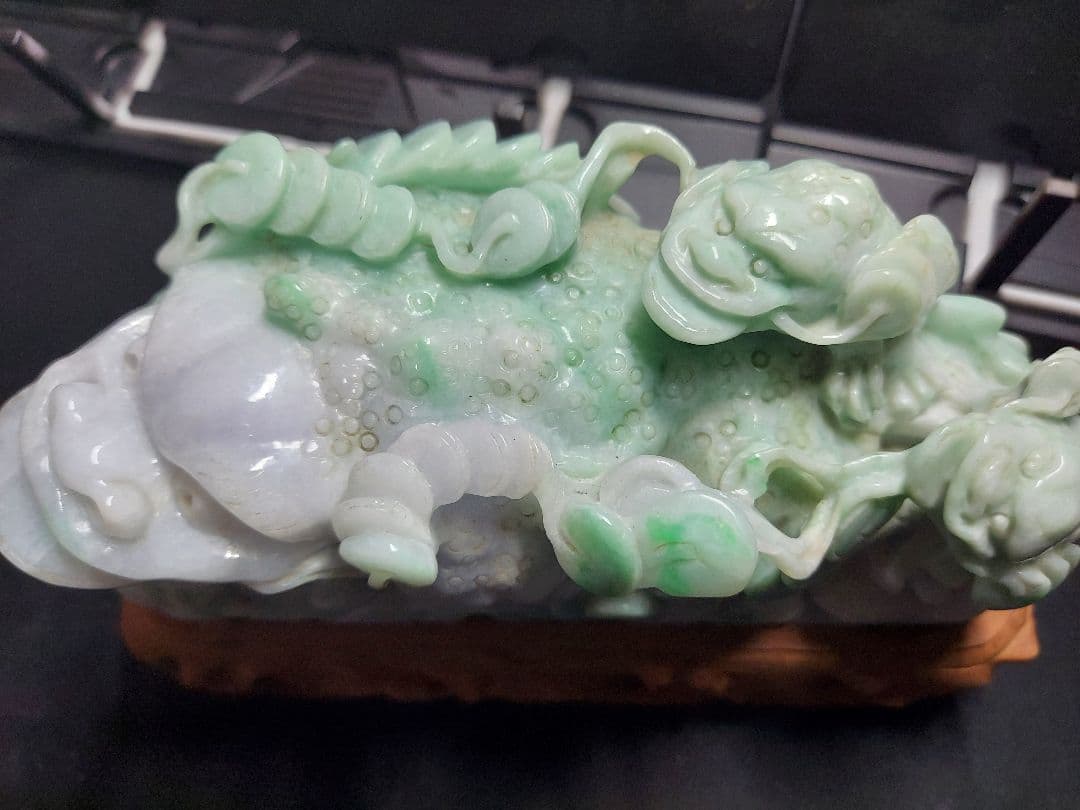 翡翠 龍と雲 彫刻 木製台座付き 専用箱付き 1862g