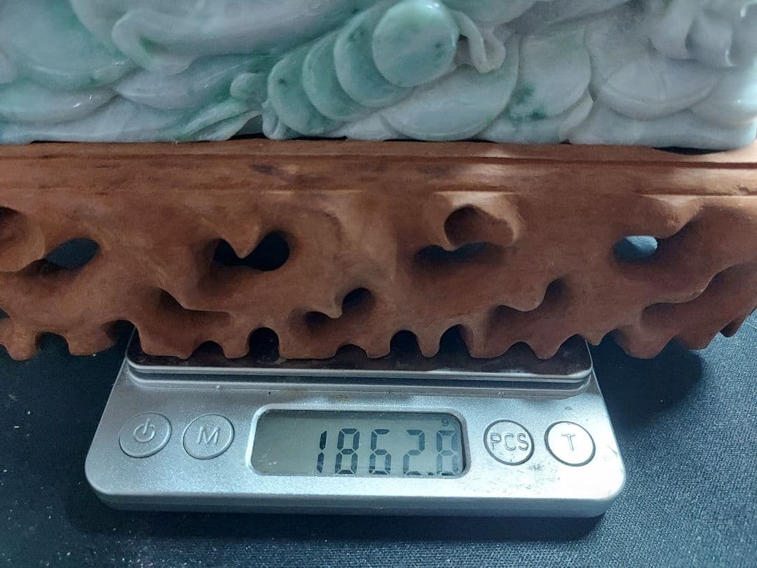 翡翠 龍と雲 彫刻 木製台座付き 専用箱付き 1862g