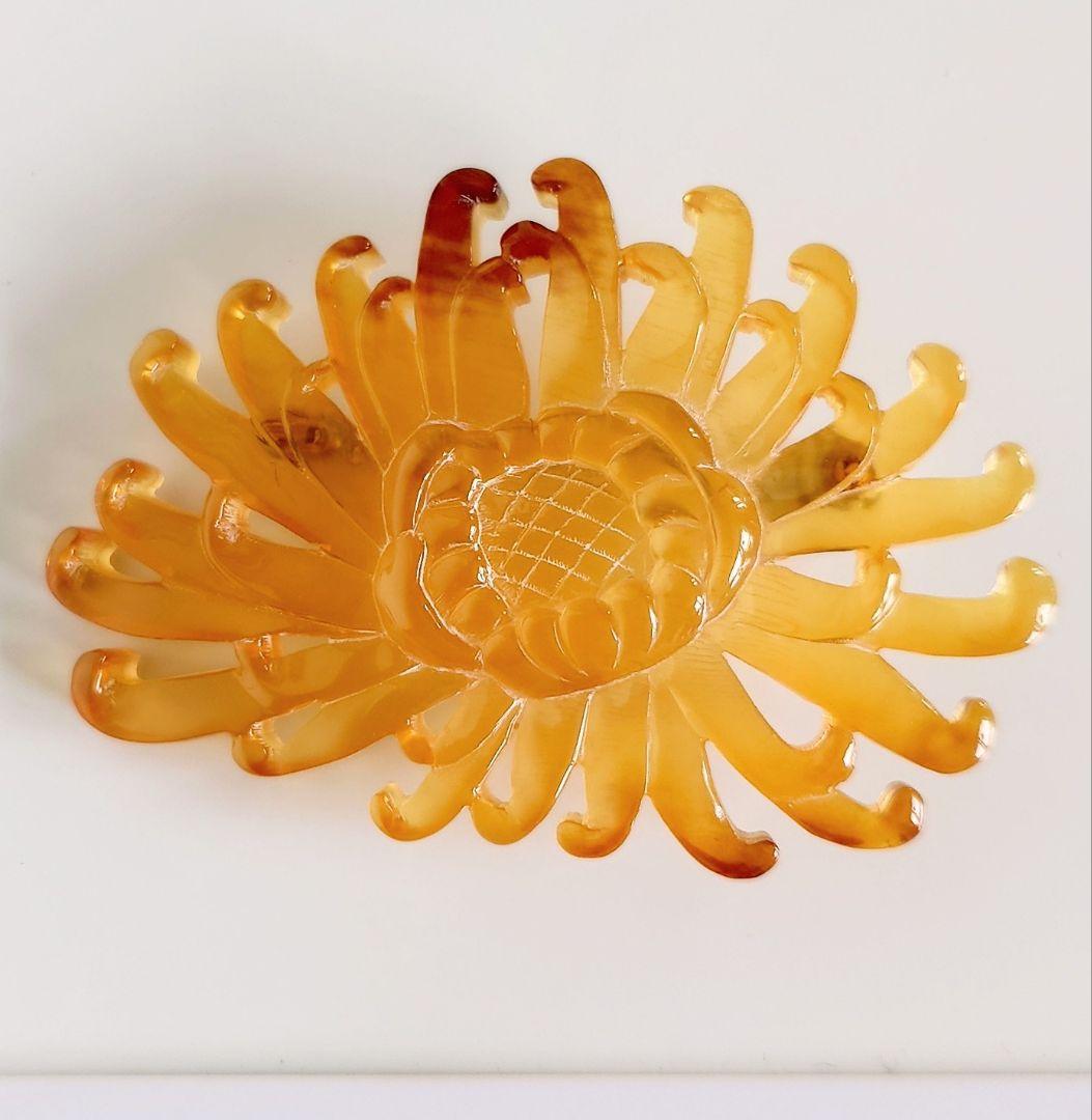 ヴィンテージ ブローチ 本鼈甲 彫刻 菊の花 モチーフ D32