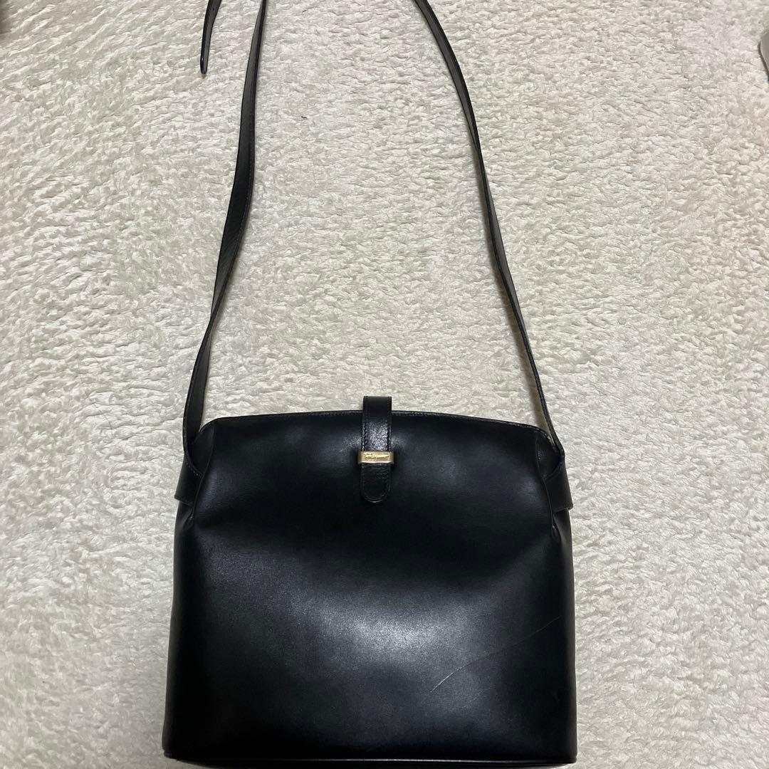 Ferragamo 黒 レザー ショルダーバッグ