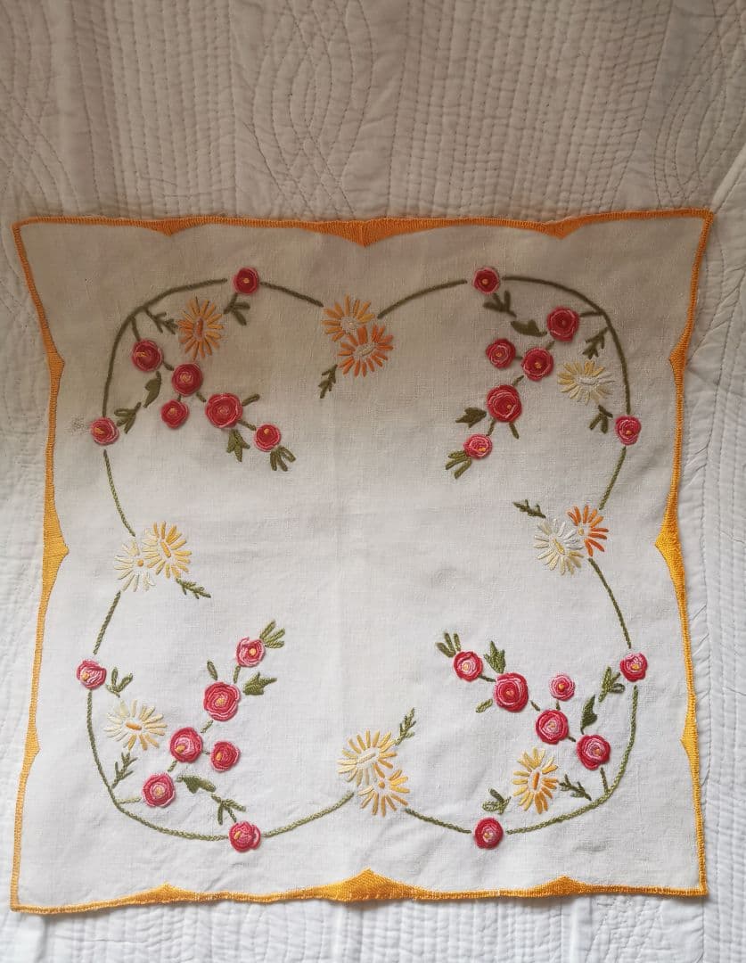 アンティークフランス 赤ピンク バリオンローズステッチ 橙西洋菊 リネンドイリー