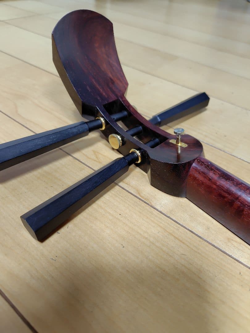 高級三味線太棹　 紅木東さわりk9刻印金細　二本溝子持綾杉胴　ケース付