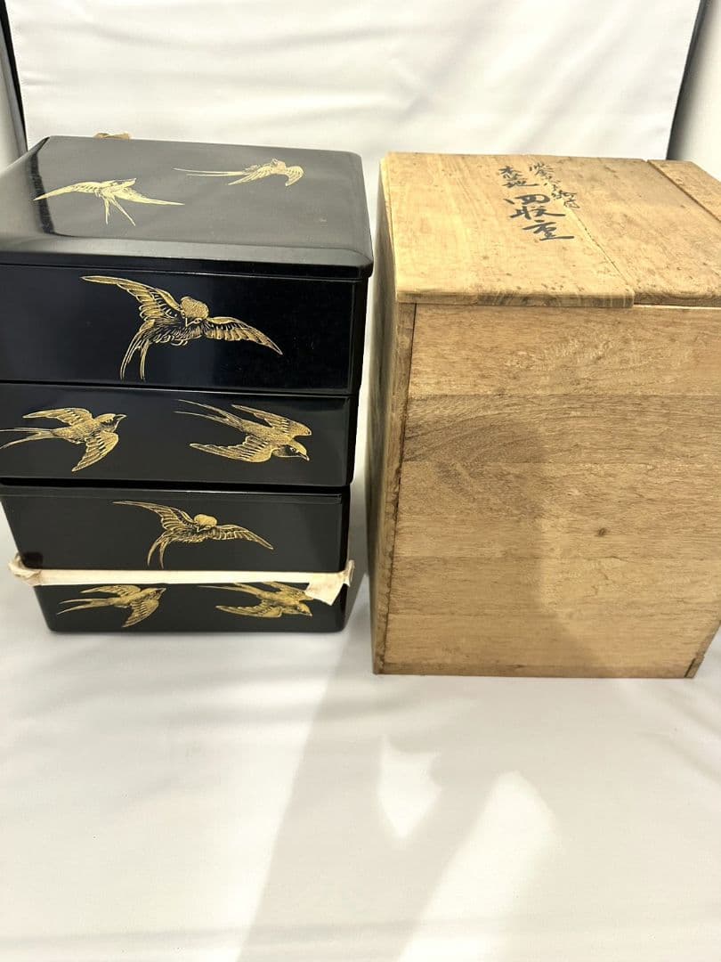 お節料理用、黒い木製重箱 金色の鳥の装飾 田坂宝