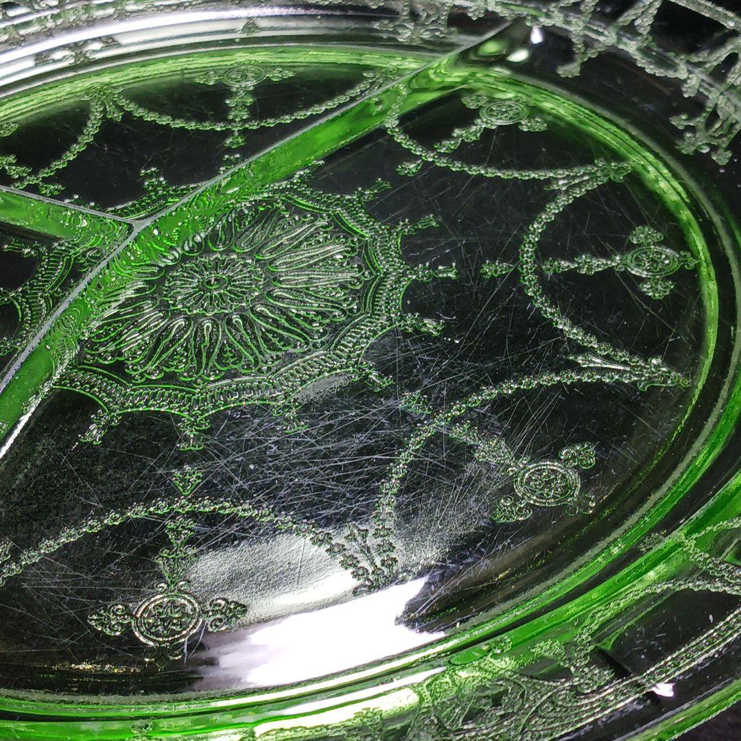 W361-2 昭和レトロ ウランガラス 仕切りランチプレート 古ガラス　FF