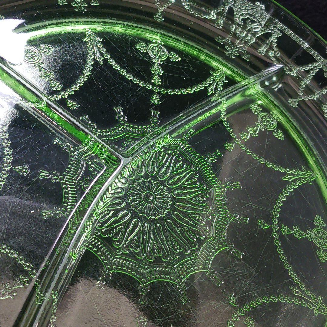 W361-2 昭和レトロ ウランガラス 仕切りランチプレート 古ガラス　FF