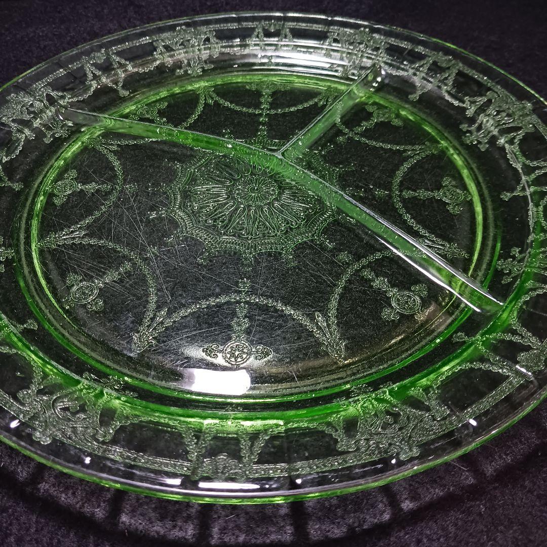 W361-2 昭和レトロ ウランガラス 仕切りランチプレート 古ガラス　FF