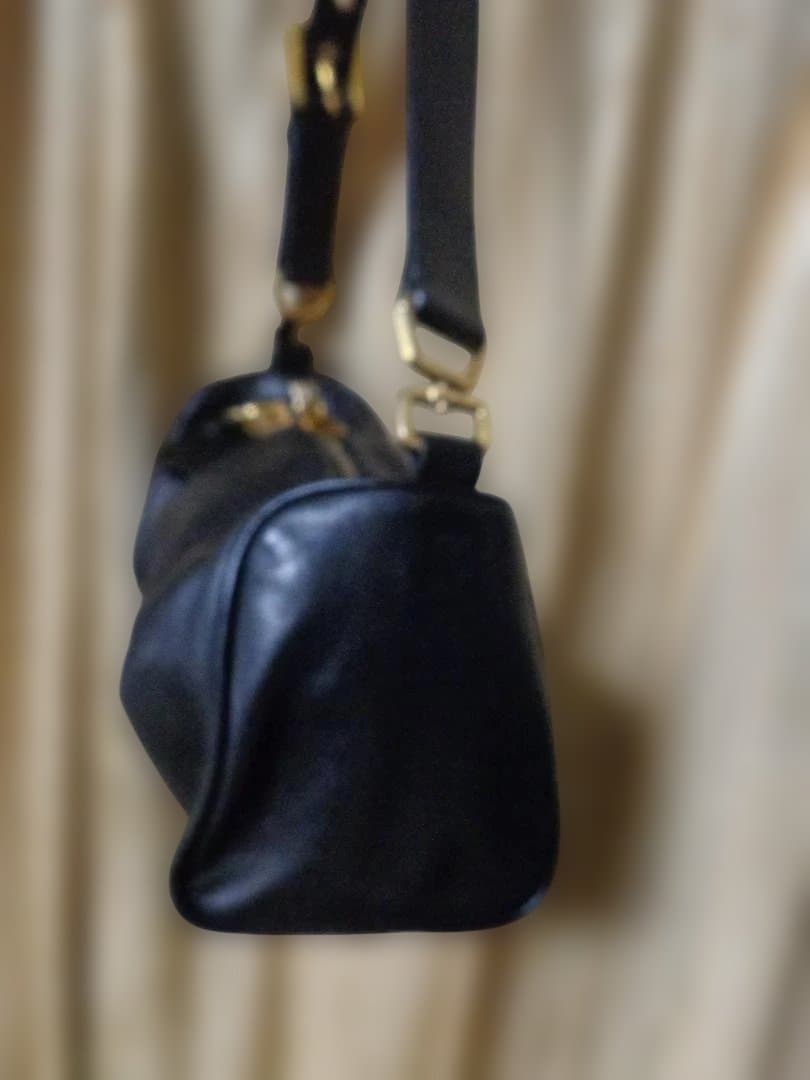 プラダ　黒 レザー ハンドバッグ ゴールド金具