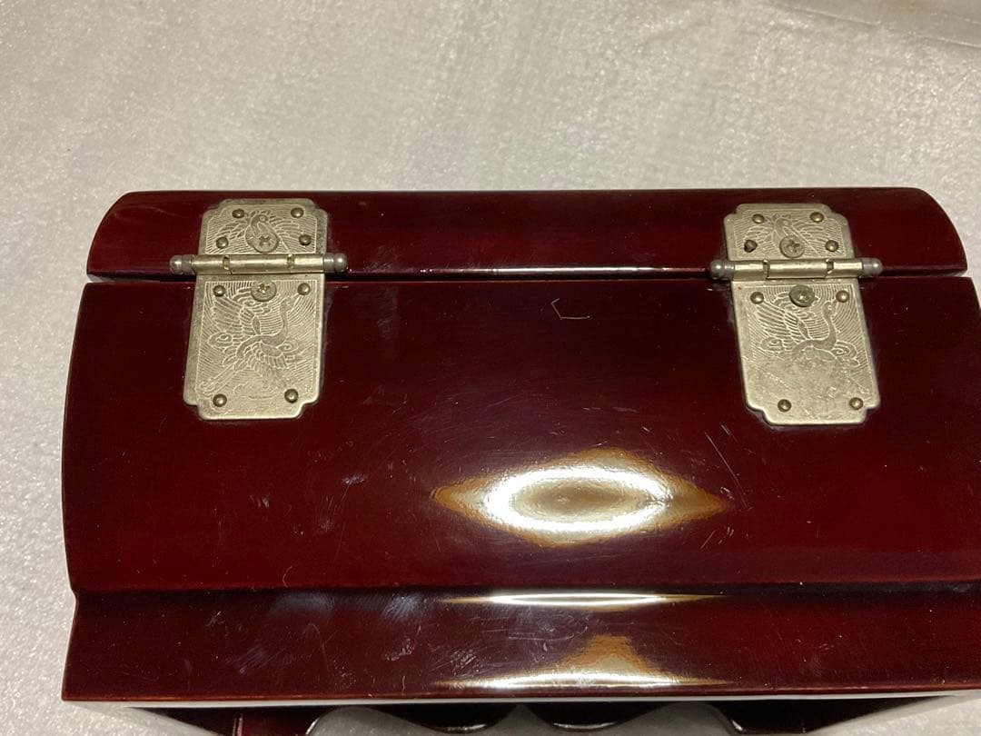 中国製／螺鈿模様の宝石箱。牡丹と百合があしらわれます【鍵付き　新品未使用品】。