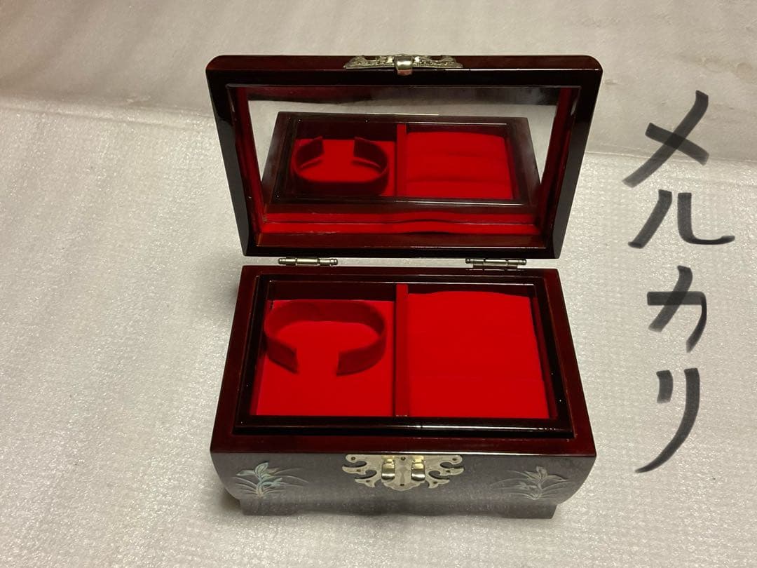 中国製／螺鈿模様の宝石箱。牡丹と百合があしらわれます【鍵付き　新品未使用品】。