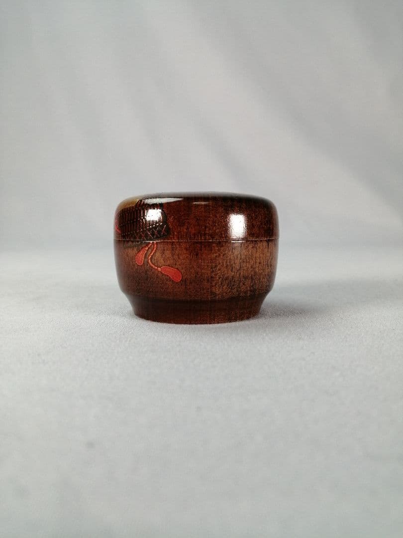 【茶事具】大多尾重光造　桜材兜蒔絵丸香合　香合327