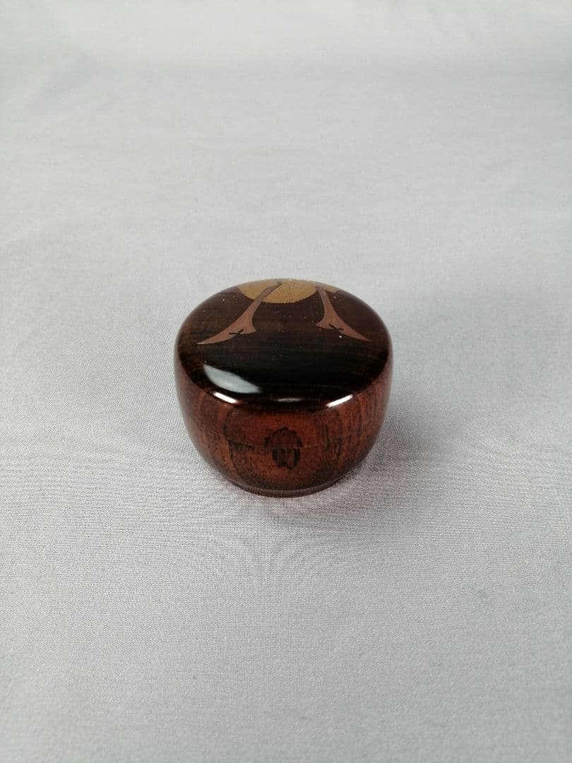 【茶事具】大多尾重光造　桜材兜蒔絵丸香合　香合327