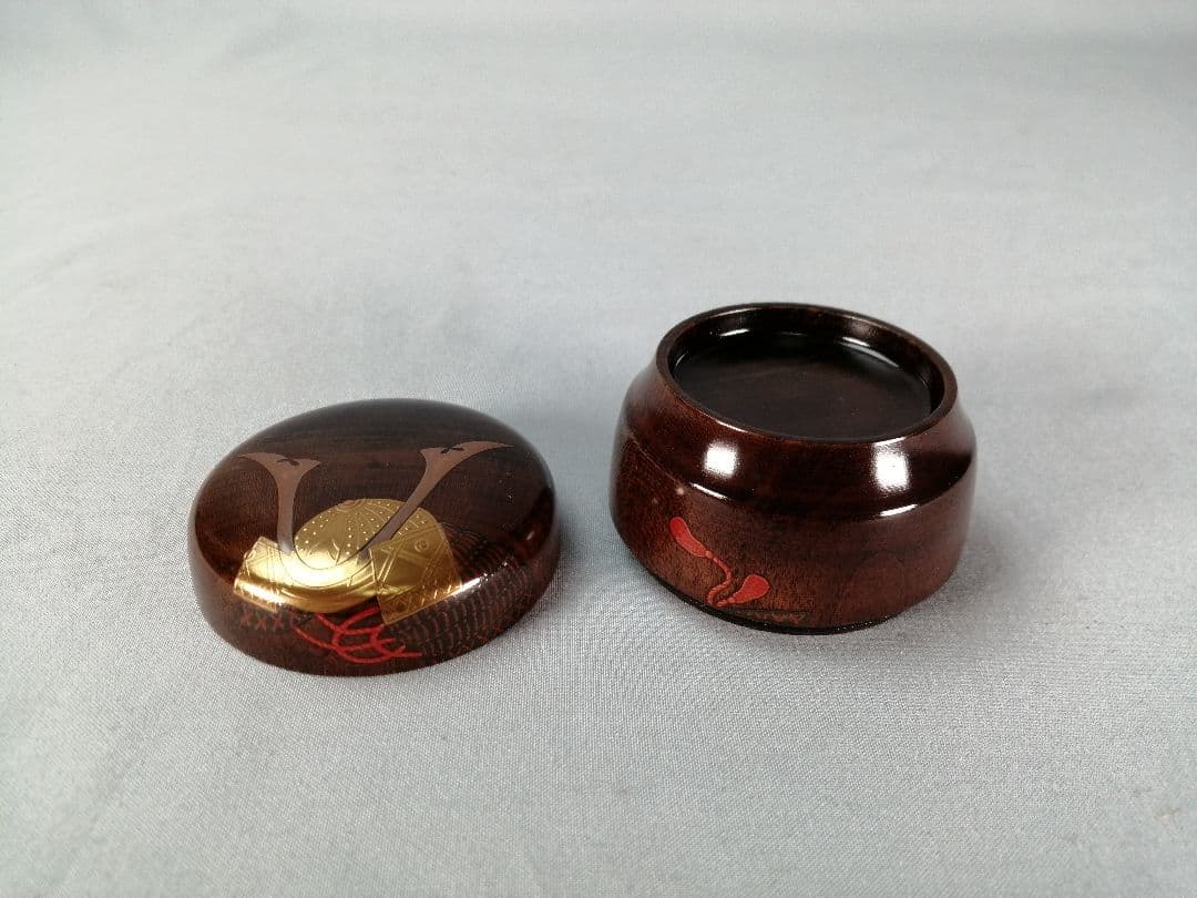 【茶事具】大多尾重光造　桜材兜蒔絵丸香合　香合327
