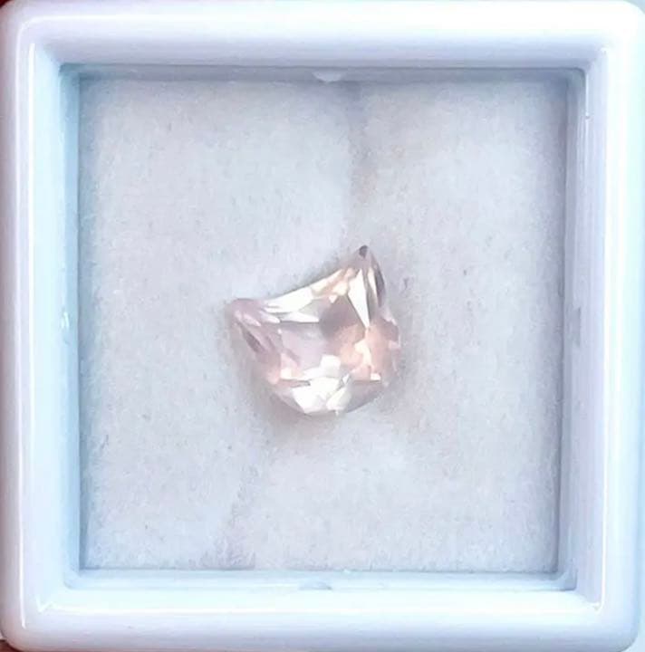 宝石ルース 『さくらカラーのネコちゃん！』可愛いローズクォーツ1.41カラット！