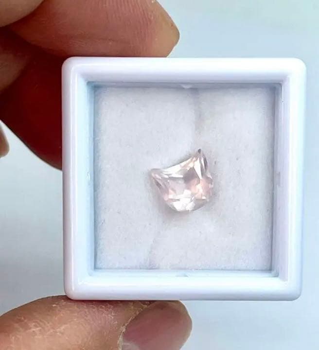 宝石ルース 『さくらカラーのネコちゃん！』可愛いローズクォーツ1.41カラット！