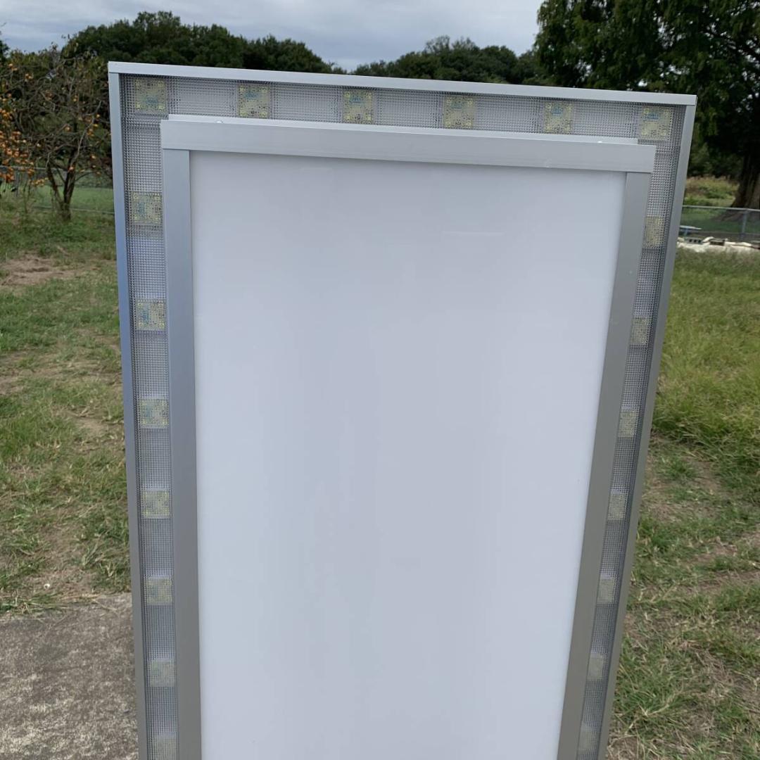 電飾看板　広告看板　キャスター付き　高さ166cm　幅73cm　奥行55cm