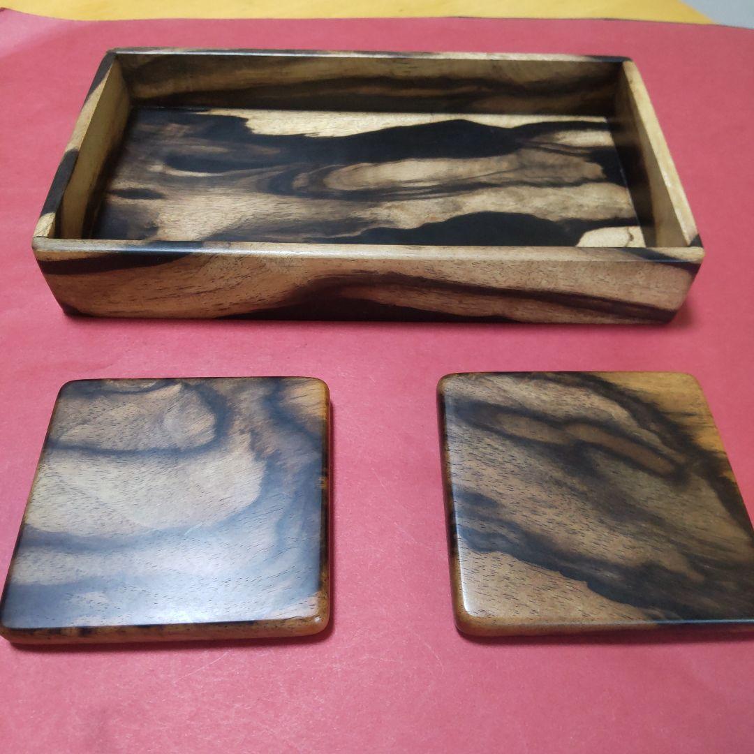 『にこ』の個性的な杢の黒柿の小物入れ&コースター2枚