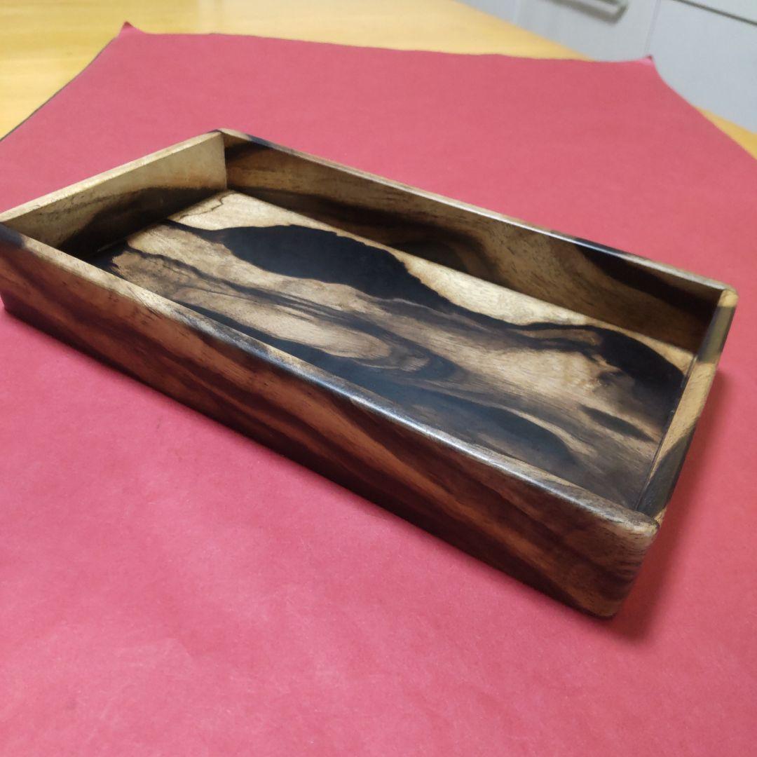 『にこ』の個性的な杢の黒柿の小物入れ&コースター2枚