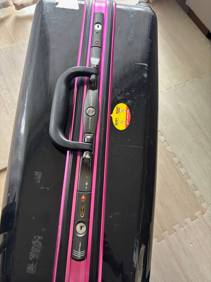 黒とピンクの中型キャリーケース