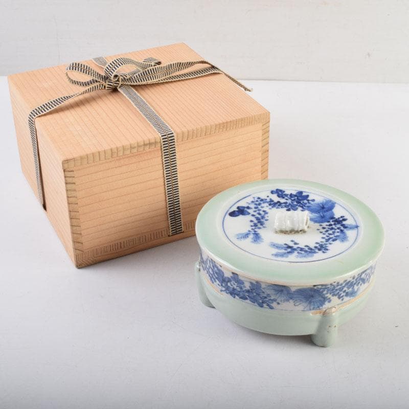 瀬戸焼　染付　花草文　三足香炉　蓋物　在銘　時代箱　V　9032