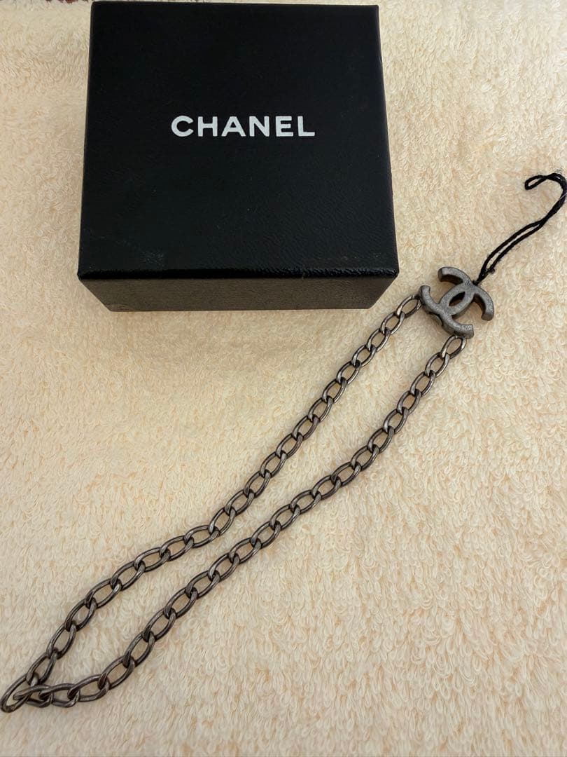 CHANEL シルバー ロゴ付きストラップ
