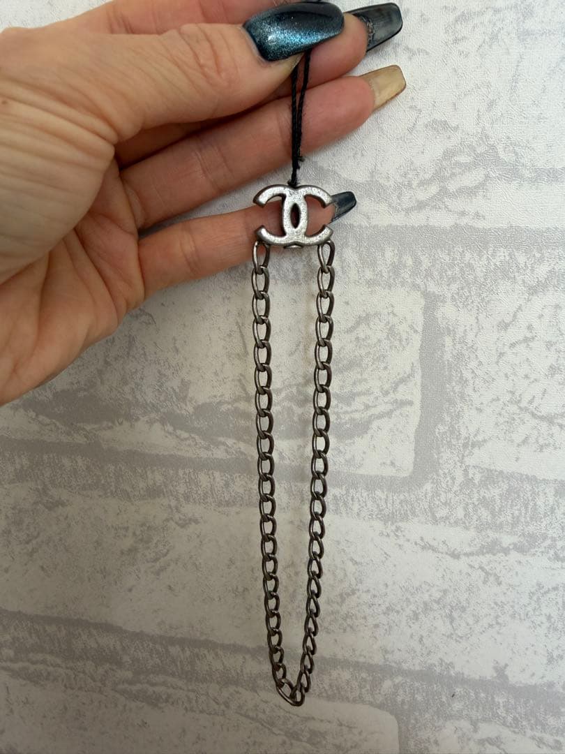 CHANEL シルバー ロゴ付きストラップ