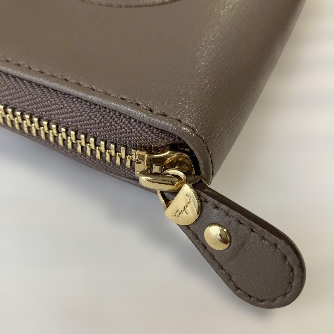 未使用に近い　フェラガモ折り財布